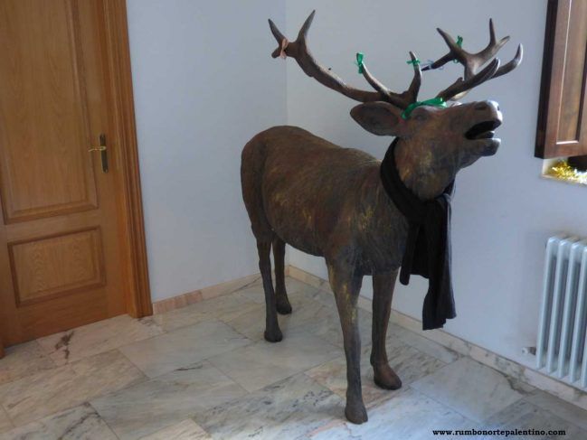 Bonita escultura de un ciervo en el CRV La Pernia