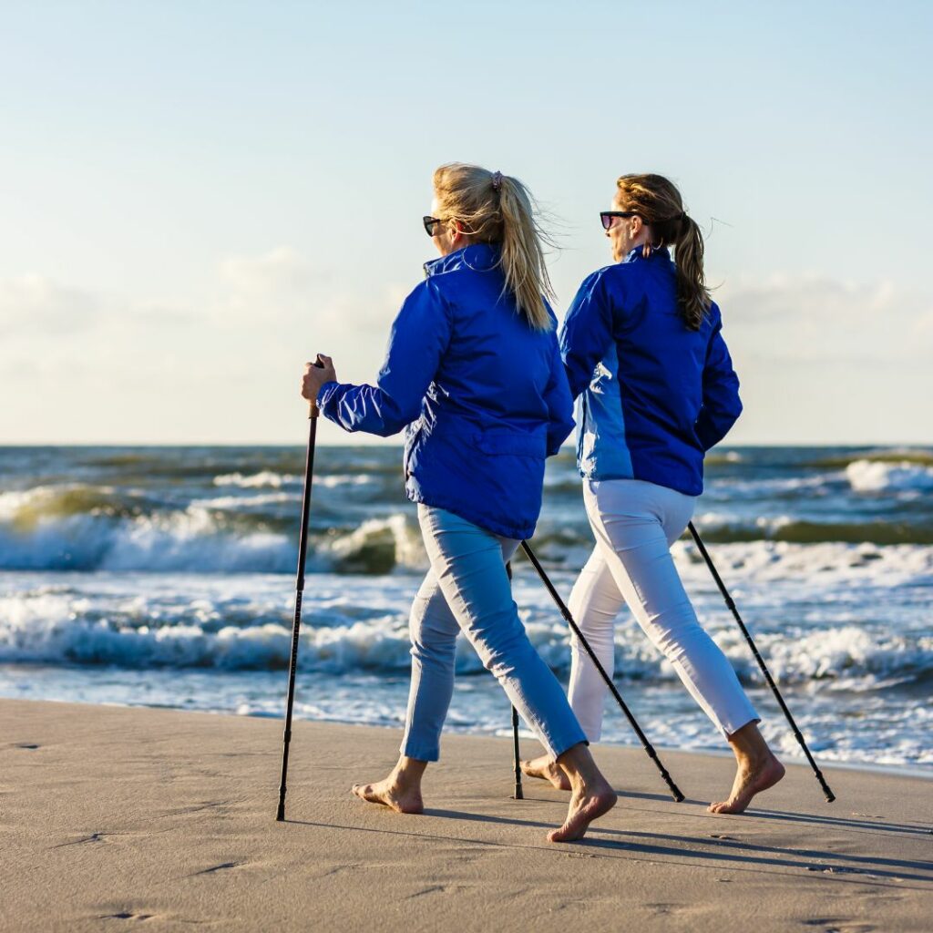 Mujeres haciendo Marcha nórdica en la playa