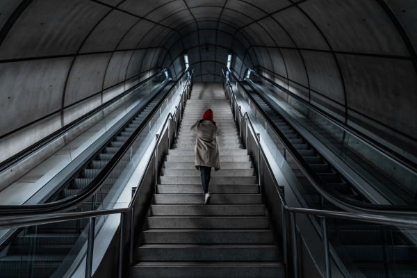 Subir Escaleras Del Metro 