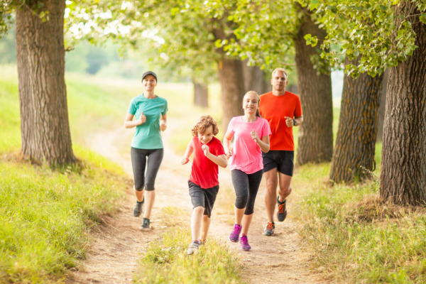 Ejercicio en la naturaleza en familia