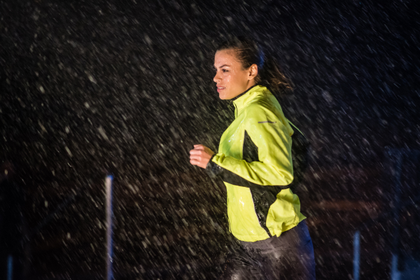 Mujer Corre Bajo La Lluvia