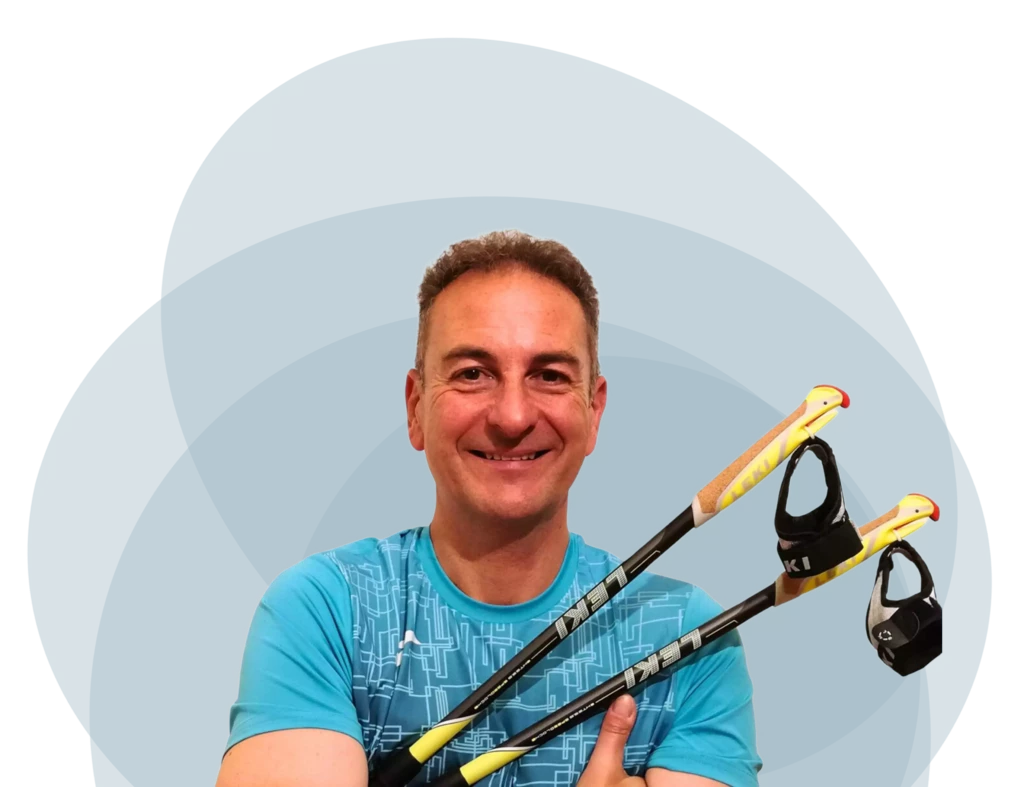Retrato de César González, entrenador online para mujeres +45, guiando ejercicios para recuperar energía y bienestar