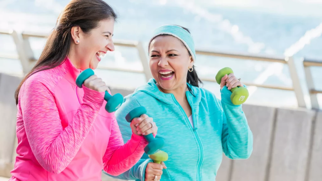 Dos mujeres mayores de 45 años realizando ejercicio juntas, haciendo del entrenamiento un hábito natural y agradable