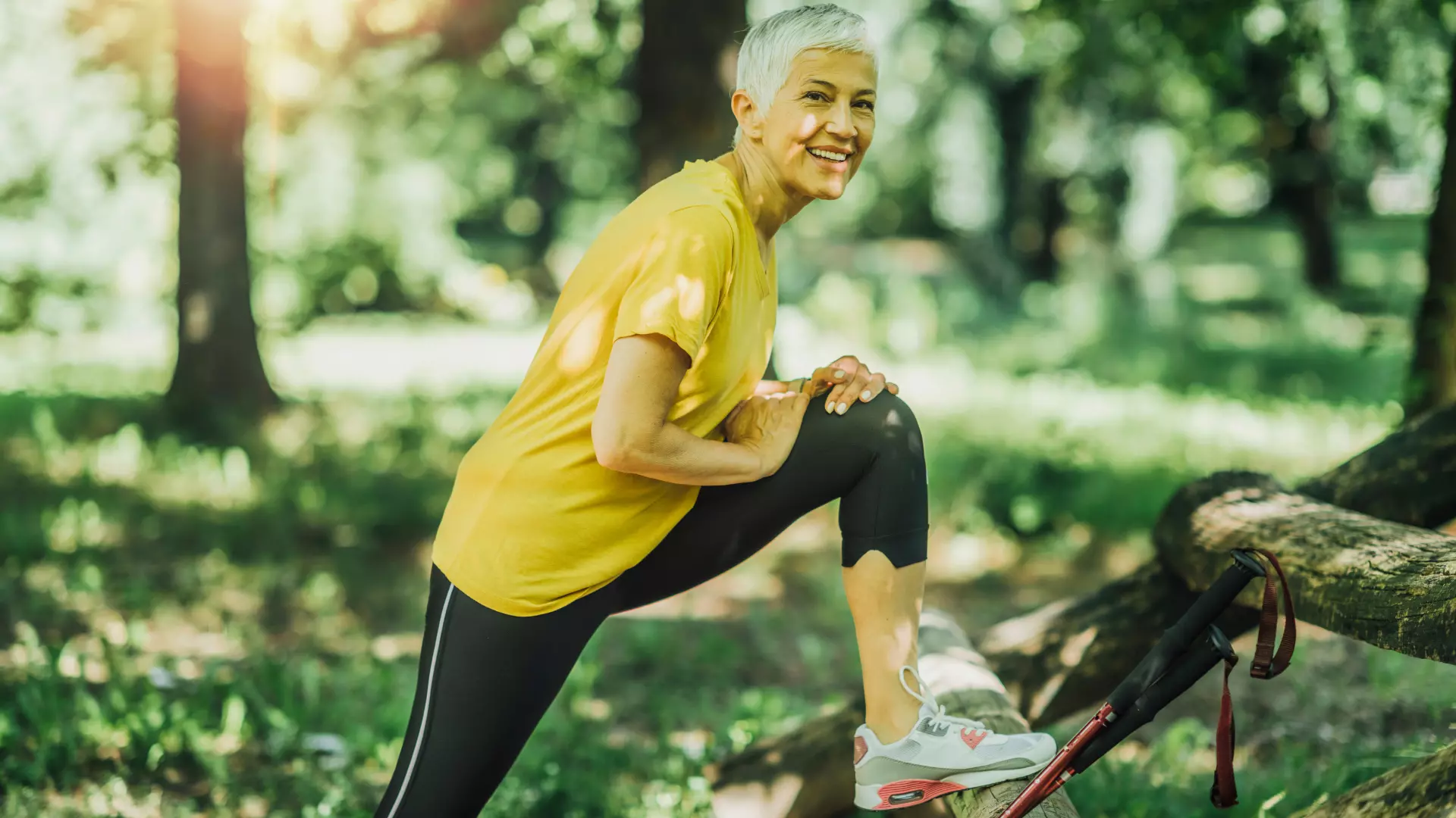 Mujer mayor de 45 años realizando actividad física, representando una vida activa y saludable durante la menopausia