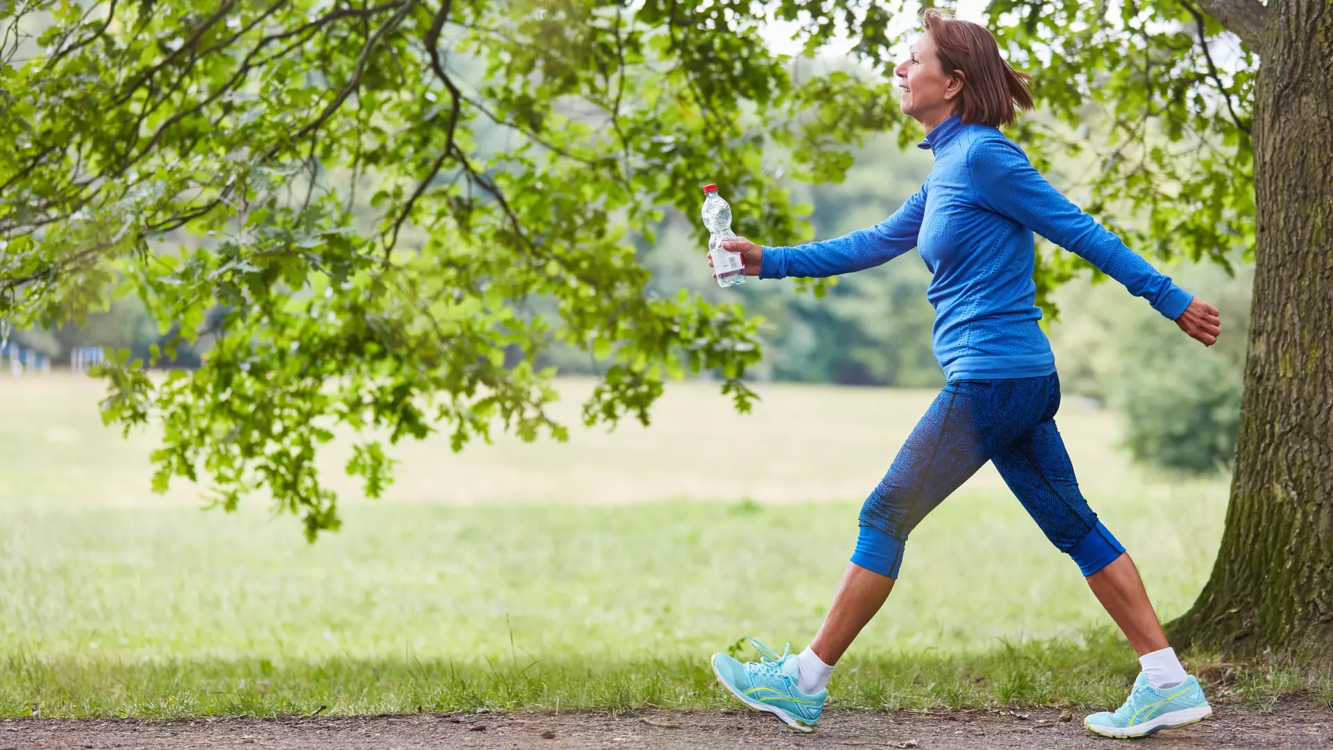 Mujer mayor de 45 años practicando marcha nórdica durante la menopausia para mejorar bienestar, fuerza y energía