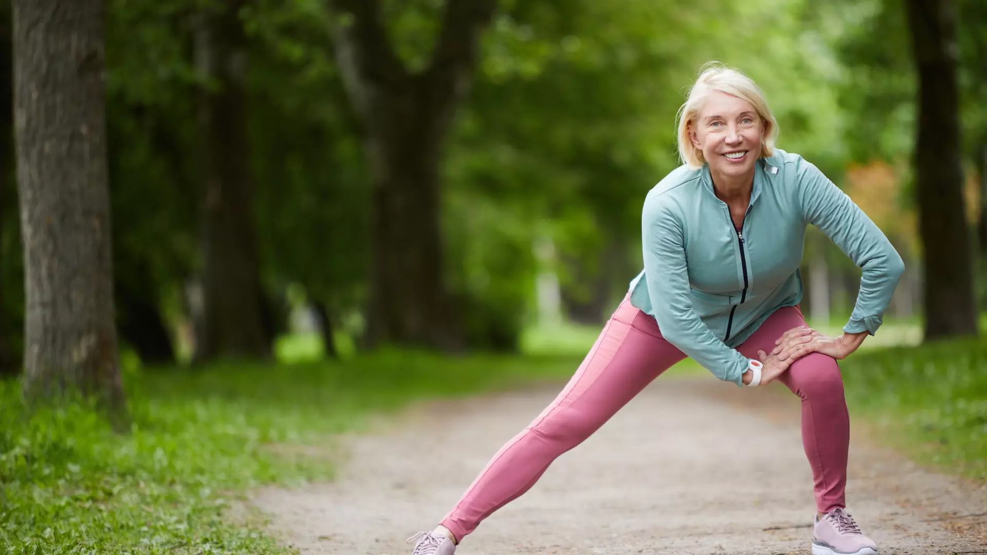 Mujer mayor de 45 años disfrutando de actividad física al aire libre, manteniendo una vida activa y saludable durante la menopausia