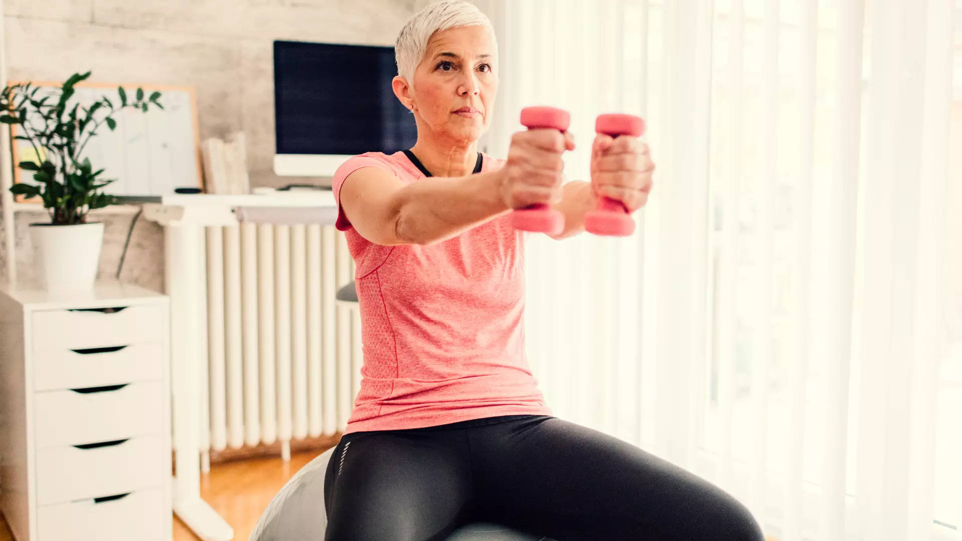Mujer mayor de 45 años realizando ejercicios de fuerza adaptados a la menopausia para mejorar bienestar y tonificación