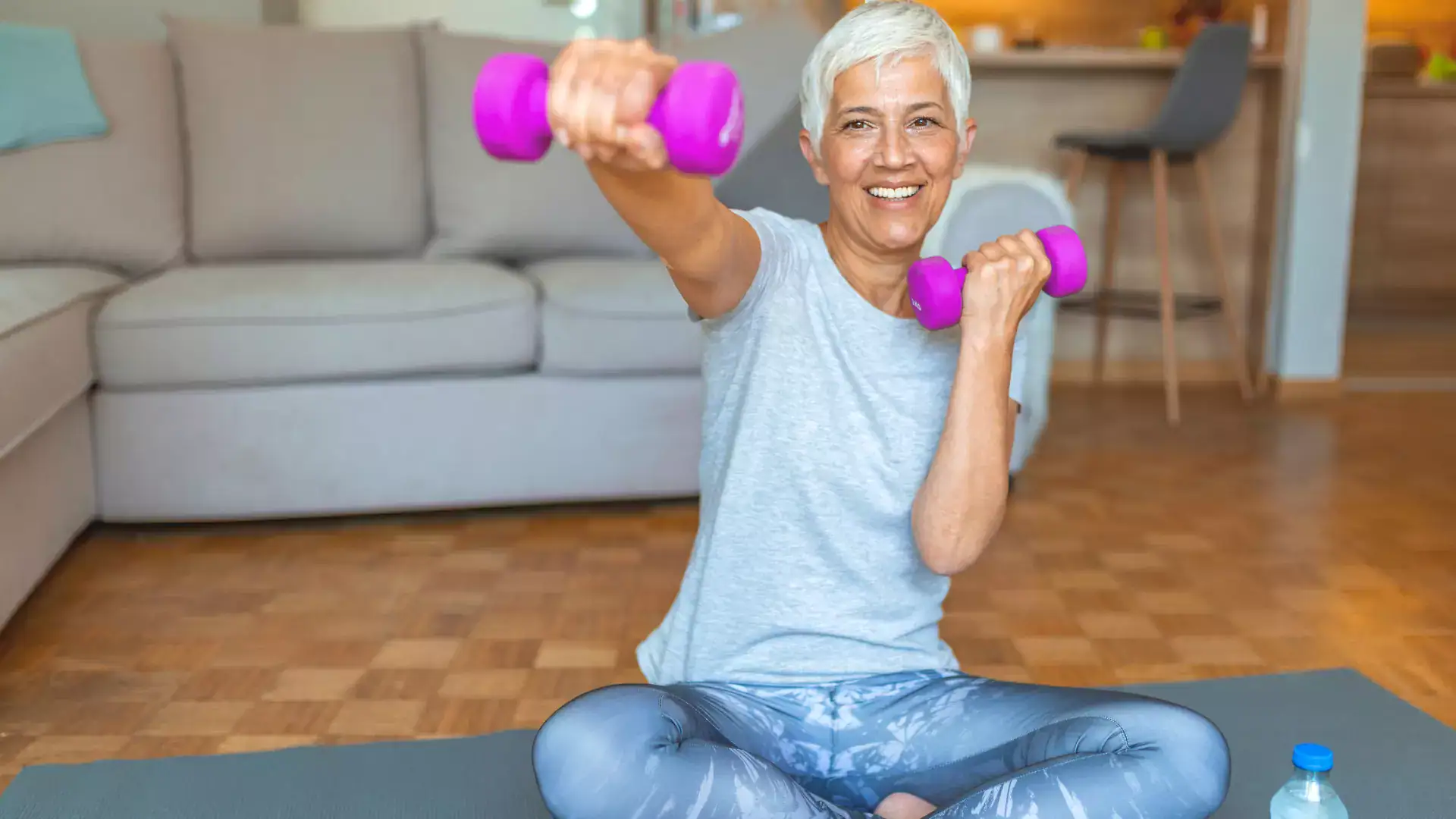 Mujer mayor de 45 años realizando ejercicios al aire libre para ganar seguridad, fuerza y agilidad sin necesidad de gimnasio