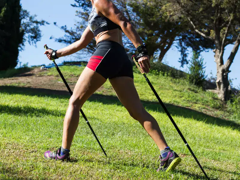 Marcha nórdica y activación del cuerpo