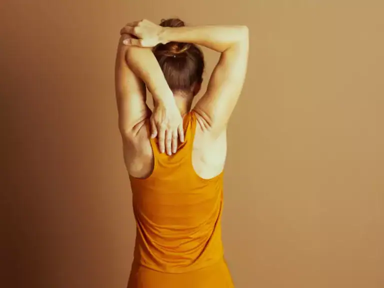 Mujer estirando músculos