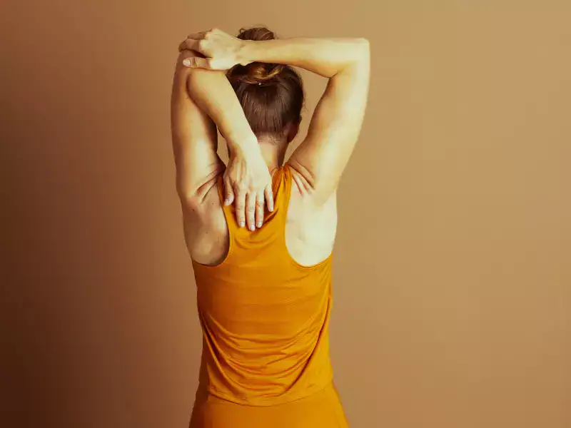 Mujer estirando músculos