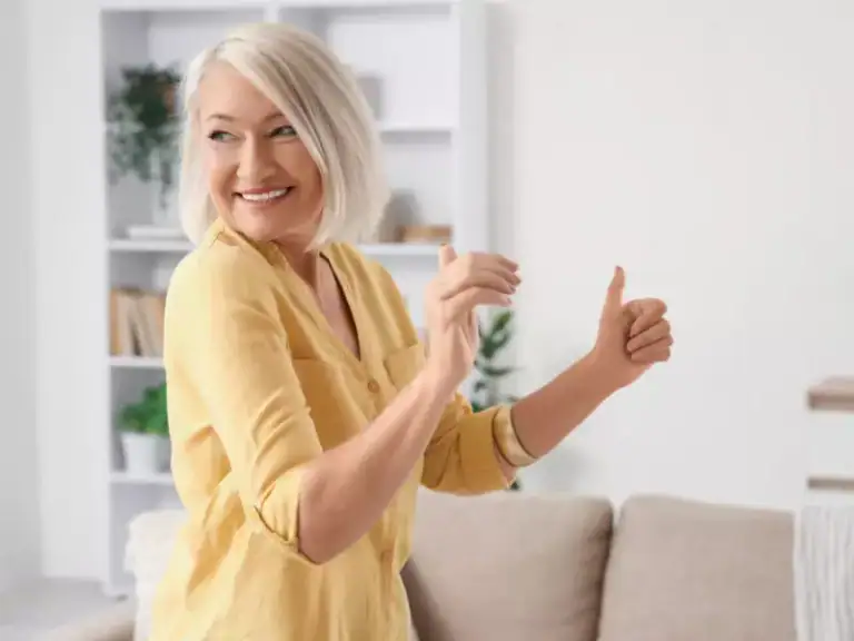 Mujer baila en casa