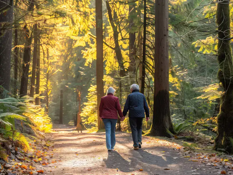 Mujer pasea por el bosque