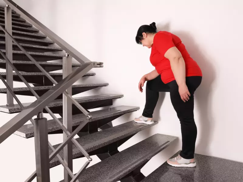 Mujer cansada al subir escaleras