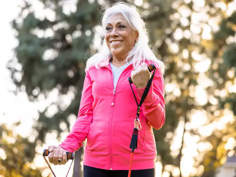 Mujer entrena con gomas elásticas