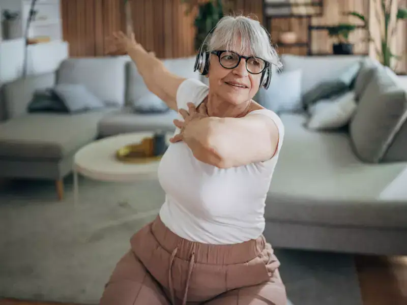 Mujer baila con vitalidad