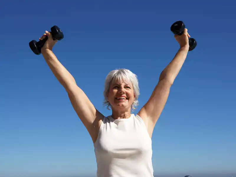 Mujer con mancuernas