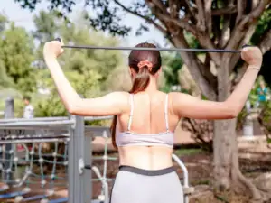 Mujer entrena con gomas elásticas