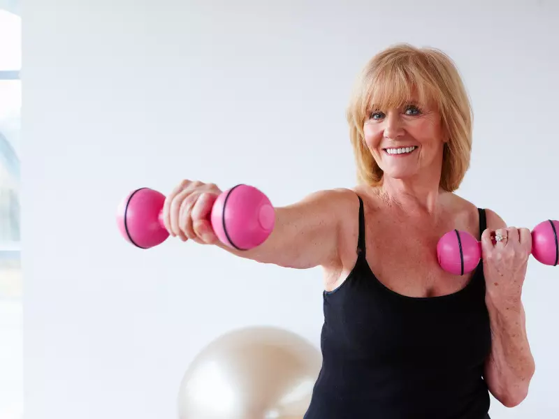 Mujer entrena fuerza