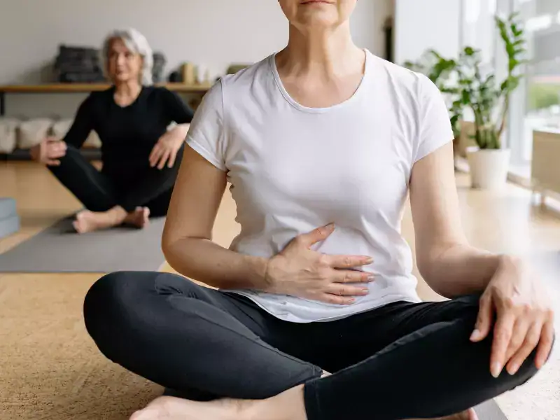 Mujer hace yoga