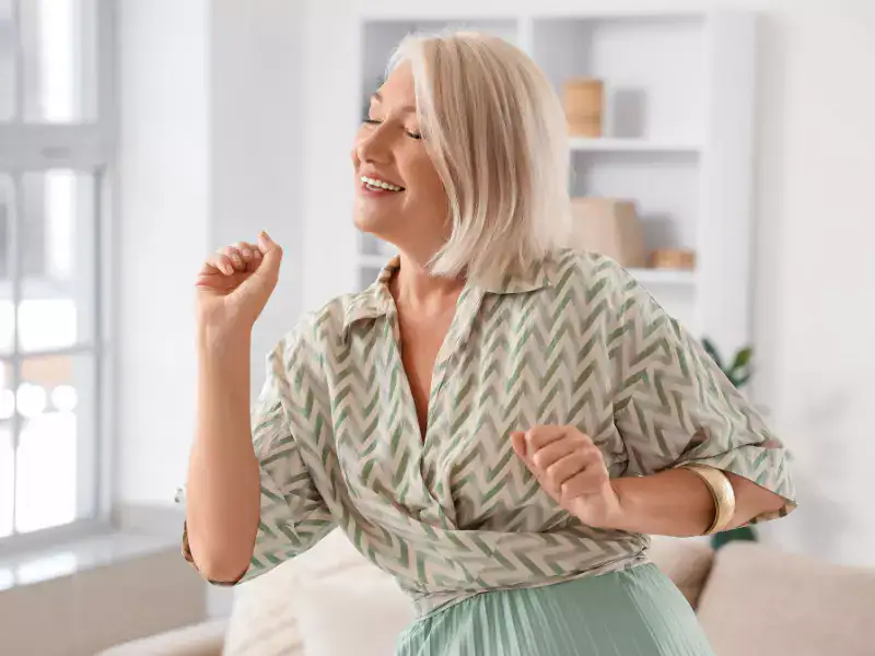 Mujer baila en casa