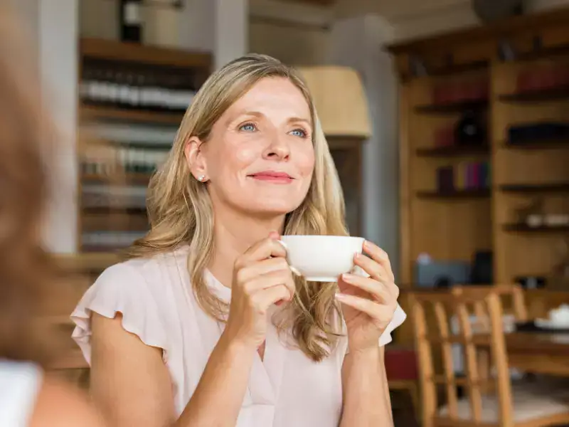 Mujer toma café