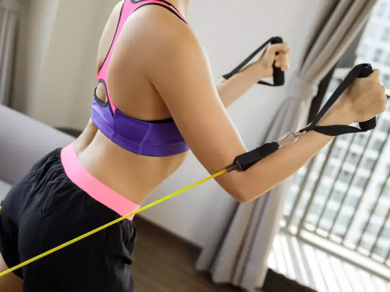 Mujer entrena con gomas elásticas