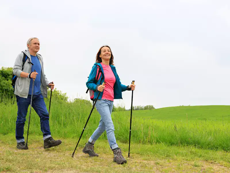Pareja hace marcha nórdica