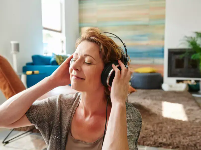 Mujer escucha música