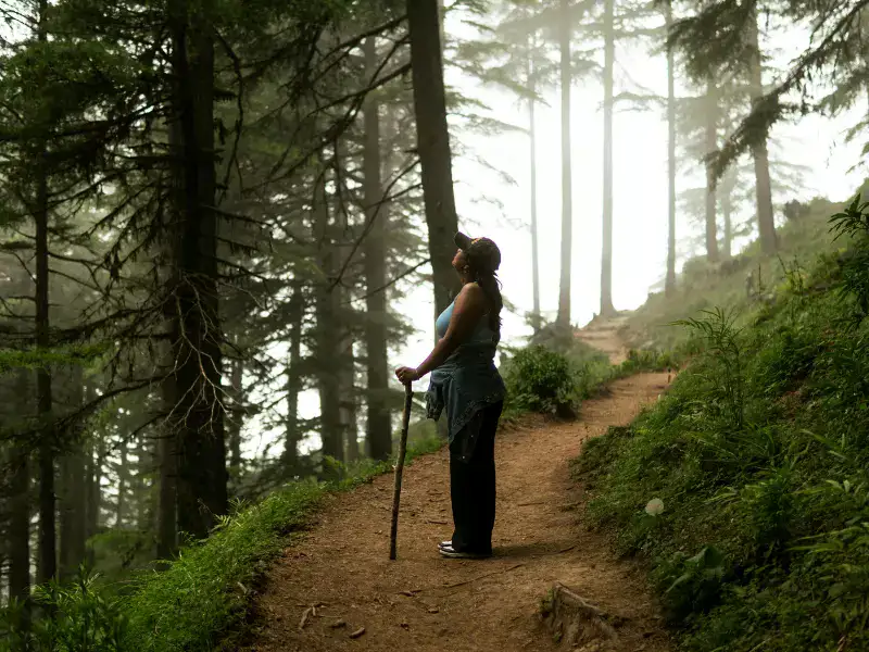 Mujer pasea al aire libre