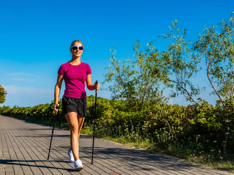 Mujer y marcha nórdica