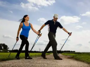 Marcha nórdica es un ejercicio saludable
