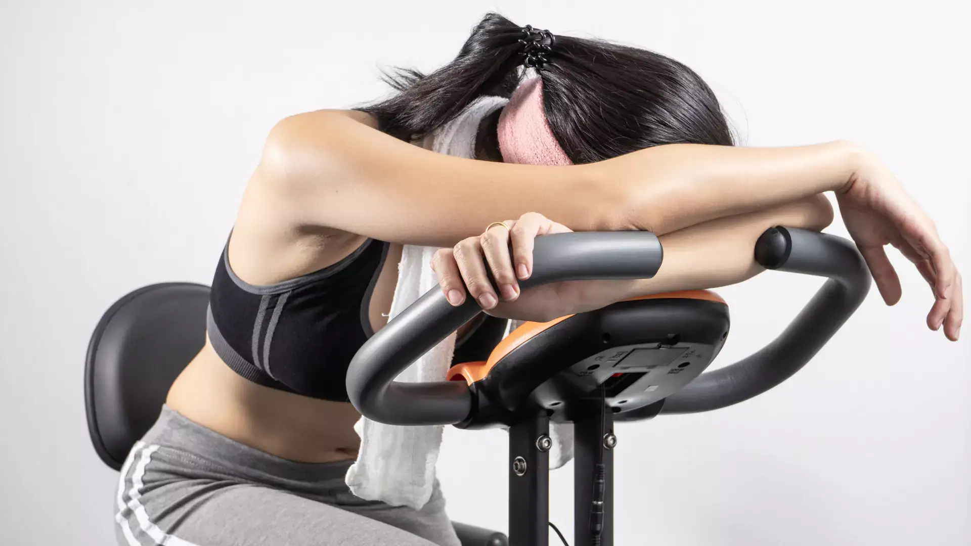 Mujer cansada sobre bici