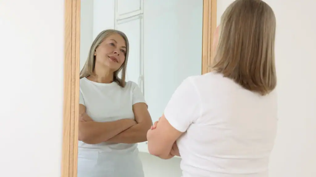 Mujer se mira al espejo